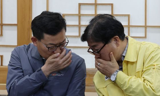 행안부 직원과 대화하는 손재일 대표이사