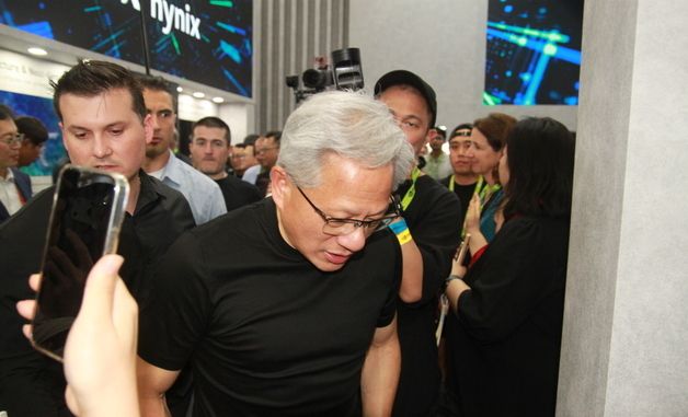 2년 연속 SK하이닉스 부스 찾은 젠슨 황 엔비디아 CEO