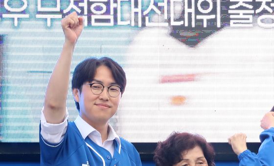 어머니와 함께 지지 호소하는 하정우 후보