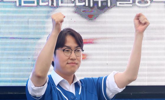 주먹 불끈 쥔 하정우 후보