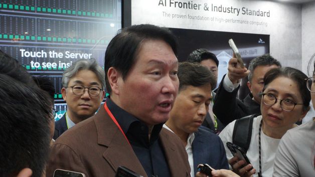취재진 질문에 답하는 최태원 SK그룹 회장