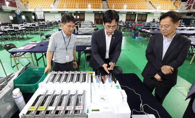 개표소 준비상황 점검하는 김민재 행안부 차관