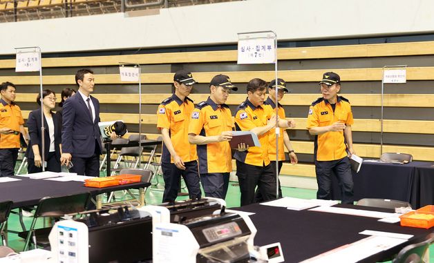 6·3 지방선거 개표소 안전 점검하는 최용철 경기도소방재난본부장