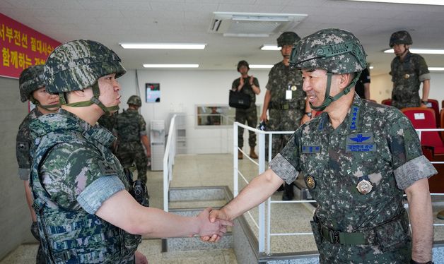 해병대 2사단 장병 격려하는 진영승 합참의장