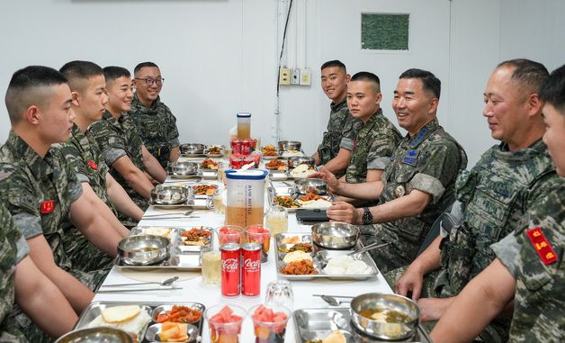 장병들과 식사하는 진영승 합참의장