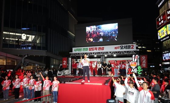 오세훈, 선거 하루 전 신촌서 막판 표심 공략