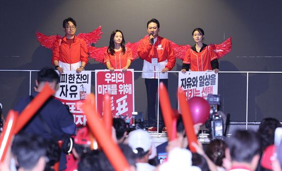 천안 시민들에게 지지 호소하는 장동혁 대표