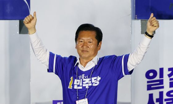 서울시장 후보 유세 위해 발걸음 옮기는 정청래 대표