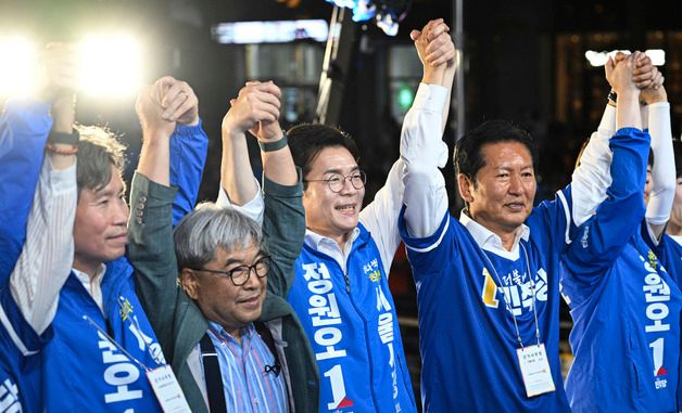 서울시민들에게 지지호소하는 더불어민주당