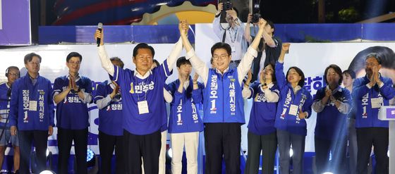 청계광장에서 지지호소 하는 더불어민주당