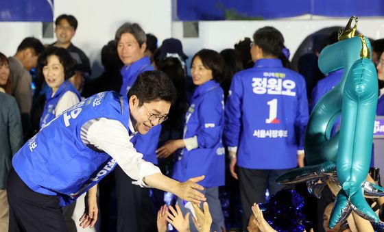 환호에 답하는 정원오 후보