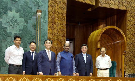 인도 의회 본회의장 둘러보는 윤호중 장관