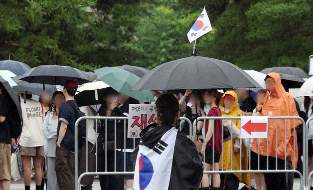 빗속의 기다림과 외침