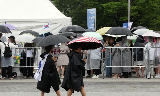콘서트 인파와 재투표 시위
