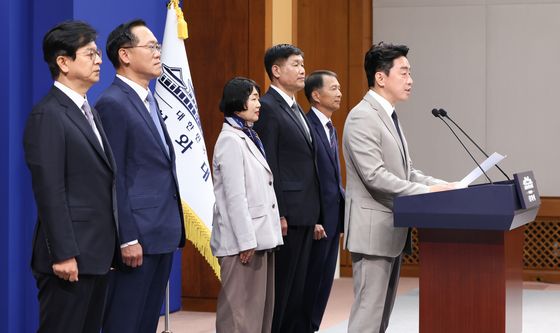 李대통령, 홍보수석 성기홍·민정수석 한찬식·사회수석 김경자 임명