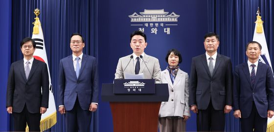 李대통령, 홍보수석 성기홍·민정수석 한찬식·사회수석 김경자 임명
