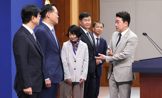 신임 수석비서관들과 대화하는 강훈식 비서실장
