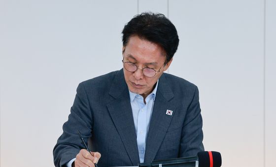선관위 개혁 토론 메모하는 김민석 총리