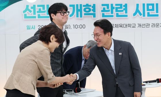 참석자들과 악수하는 김민석 총리