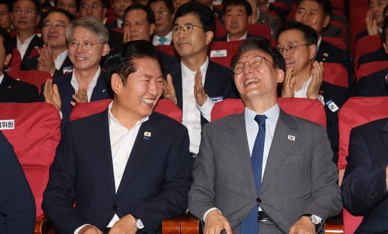 미소 지으며 대화 나누는 김민석·정청래
