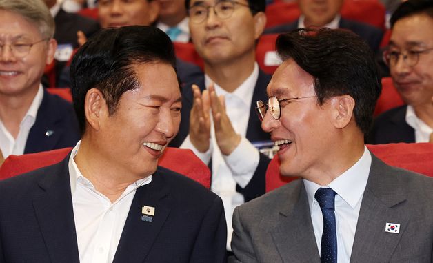 마주보며 대화 나누는 김민석·정청래