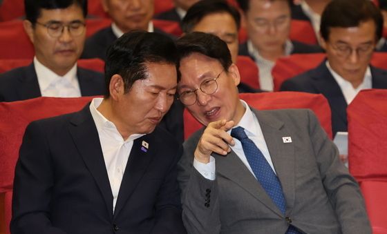 대화 나누는 김민석 총리와 정청래 대표