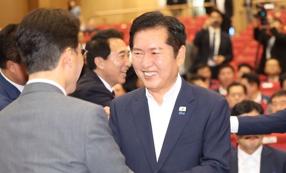 악수하는 정청래·김민석