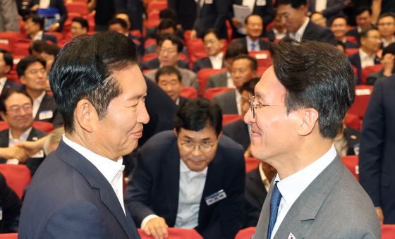 마주보며 악수나는 김민석·정청래