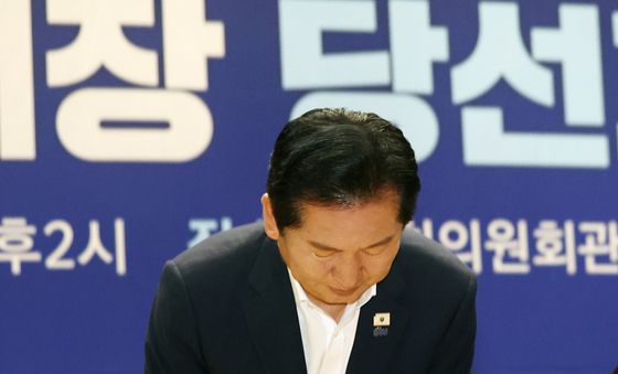 인사하는 정청래 대표