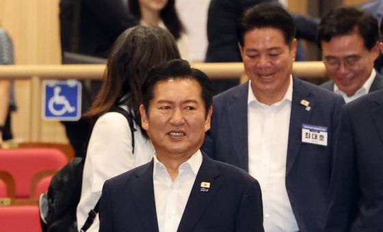 입장하는 정청래 대표