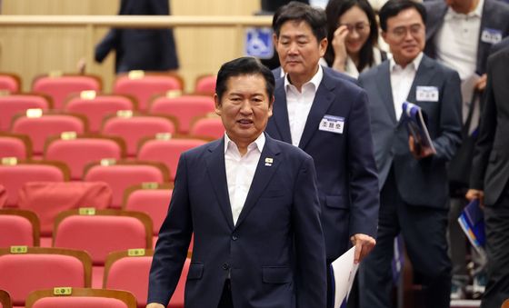 워크숍 입장하는 정청래 대표