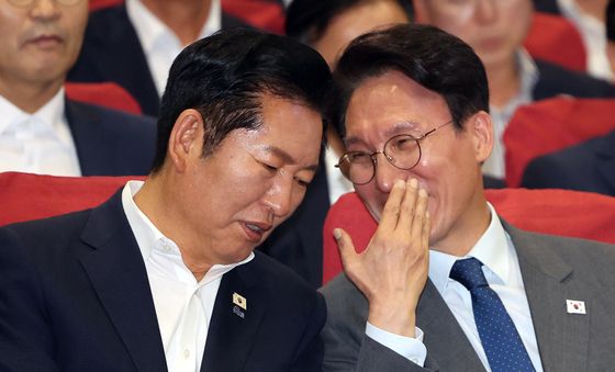김민석 총리와 대화 나누는 정청래 대표