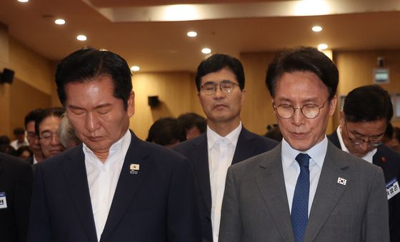 묵념하는 김민석·정청래