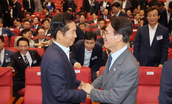 악수 나누는 김민석·정청래