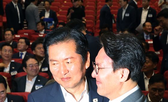 워크숍에서 인사 나누는 김민석·정청래