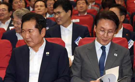 워크숍 자리한 김민석·정청래