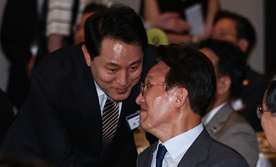 인사 나누는 김민석 총리와 오세훈 시장