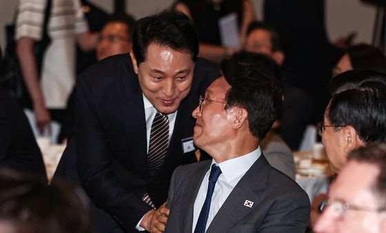 인사 나누는 김민석 총리와 오세훈 시장