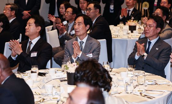 손뼉치는 김민석 총리·오세훈 시장