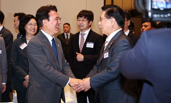 이영훈 이사장과 인사하는 김민석 국무총리