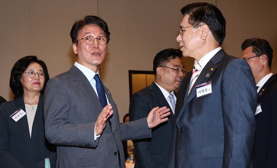 이영훈 이사장과 인사하는 김민석 국무총리