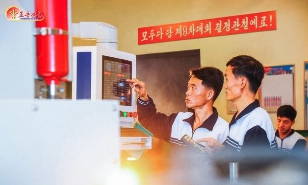 기술 문제 해결하는 北 원산통신기계수리공장 조명
