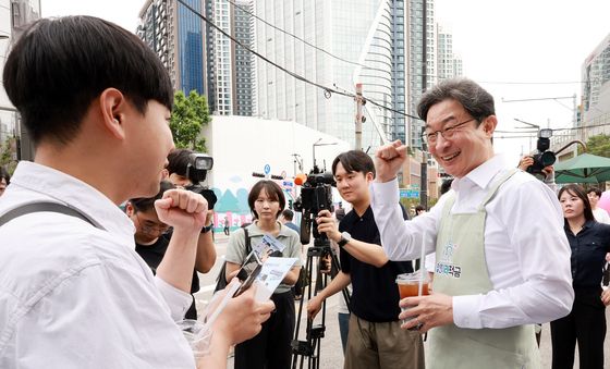출근길 청년들에게 '청년미래적금' 홍보나선 이억원 금융위원장