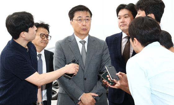 취재진 질의 답변하는 홍장원 전 국정원 1차장