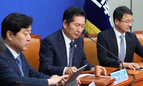 의사봉 두드리는 정청래 대표