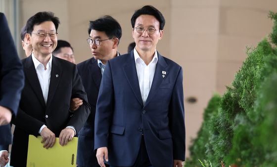 간담회장으로 향하는 김민석 총리