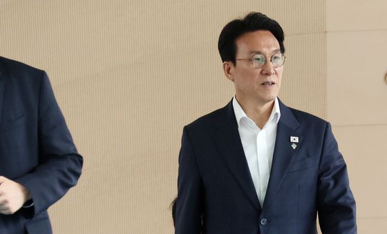 기자간담회장으로 향하는 김민석 총리