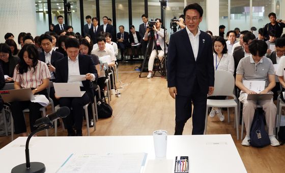 출입기자단과 소통하는 김민석 총리