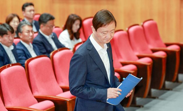기자간담회 입장하는 이찬진 금감원장