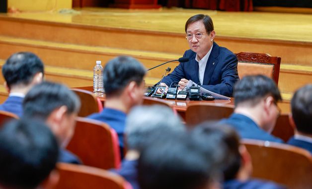 정례 기자간담회 갖는 이찬진 금감원장